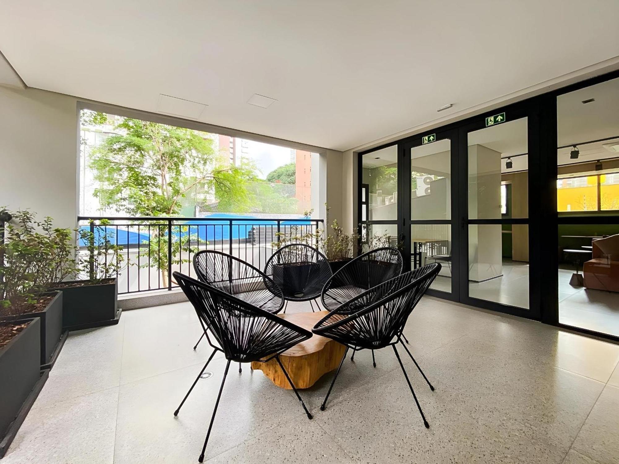 Apartamento Amplo Com A/c E Piscina No Terraco
